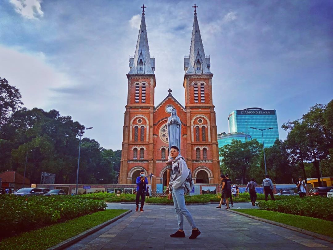 Nhà thờ Đức Bà là địa điểm du lịch thành phố Hồ Chí Minh nổi tiếng mà bạn không thể bỏ qua