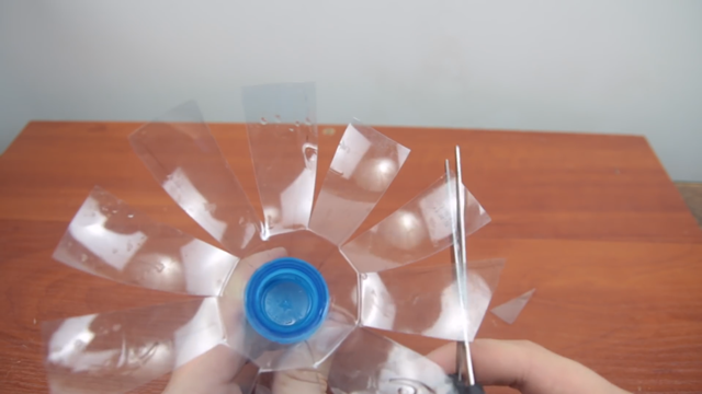 Dùng kéo cắt phần đầu của các miếng nhựa sao cho chúng giống với các cánh quạt.