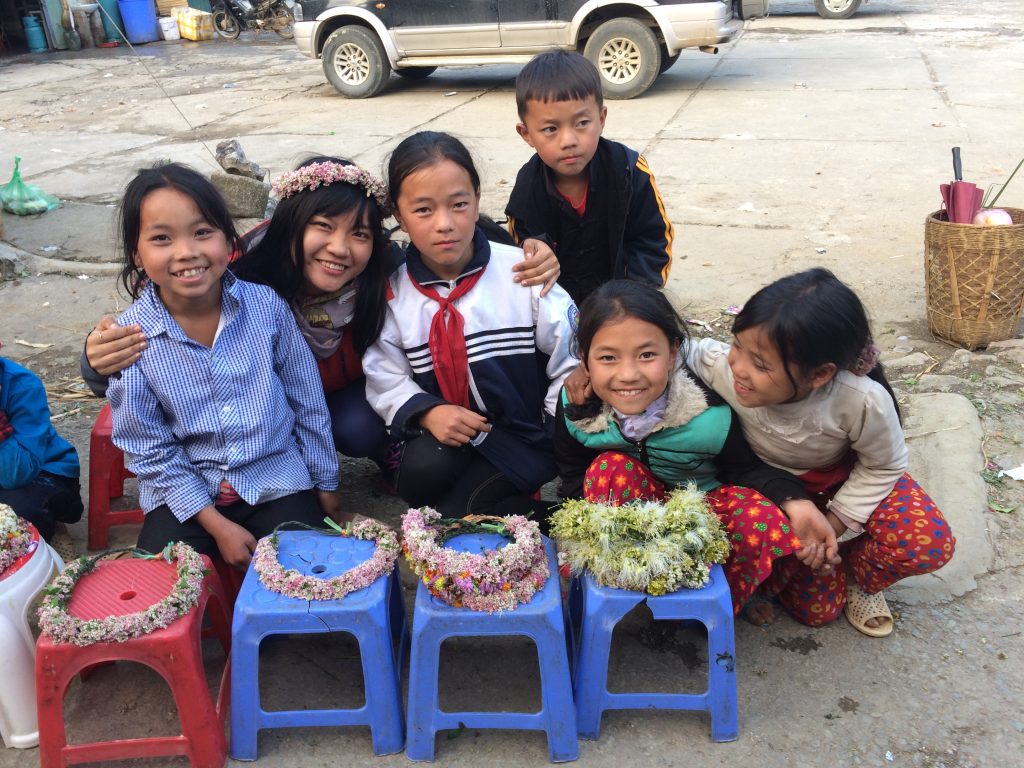 Những em bé người Mông bán vương miện tết bằng hoa tam giác mạch, giá chỉ 10K.