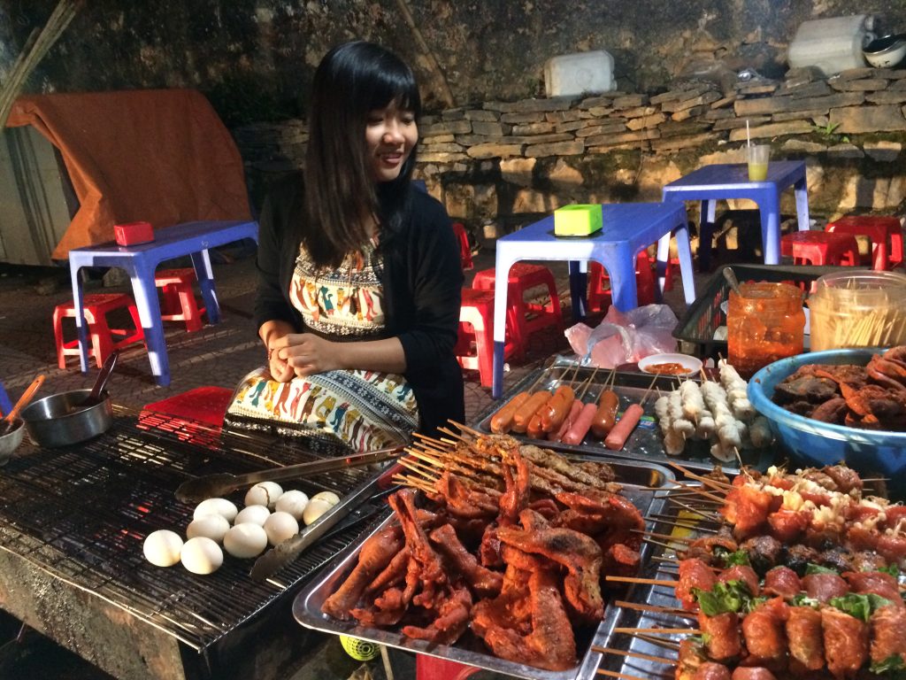 Một quán đồ nướng bên đường ở chợ đêm phố cổ Đồng Văn. ảnh Tony Hải
