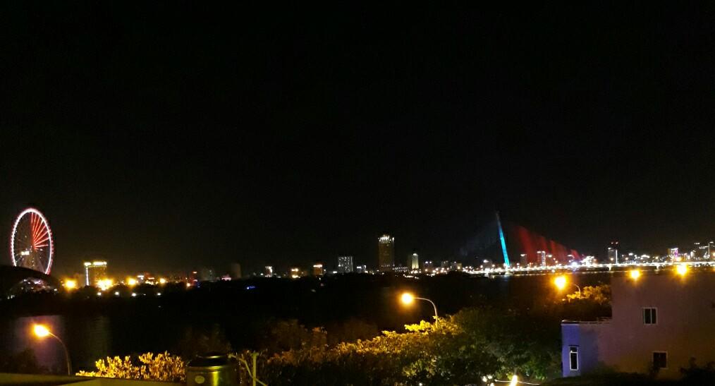 View nhìn ra sông Hàn vào buổi tối từ nhà nghỉ này.