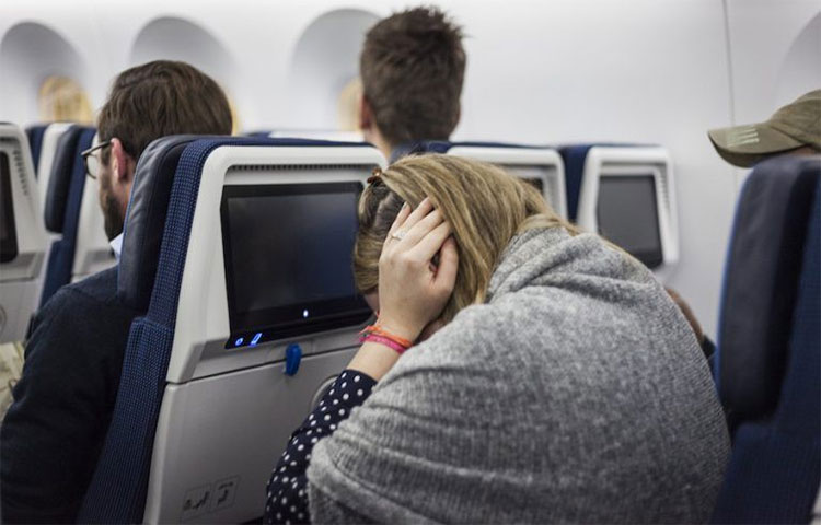 Ù tai khi đi máy bay là hiện tượng phổ biến