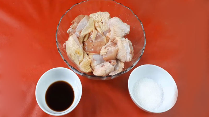 Cho thịt gà vào tô với một ít đường, muối, hạt nêm, nước màu và một ít nước mắm, trộn đều cho gia vị thấm đều vào trong thịt, ướp khoảng 15 phút.