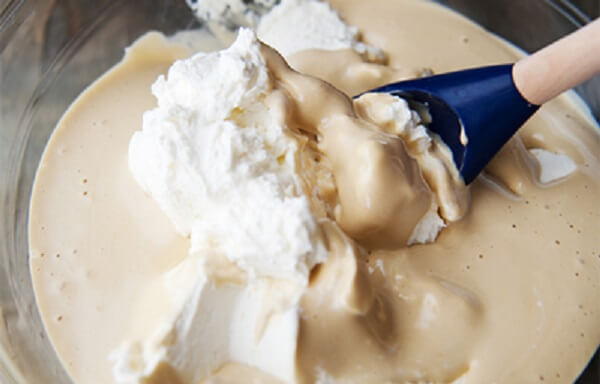 Tạo kem Tiramisu vô cùng đơn giản.
