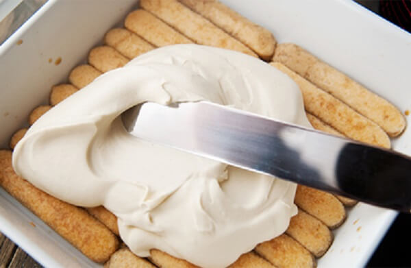 Cho kem Tiramisu vào bánh quy rồi để vào tủ lạnh.