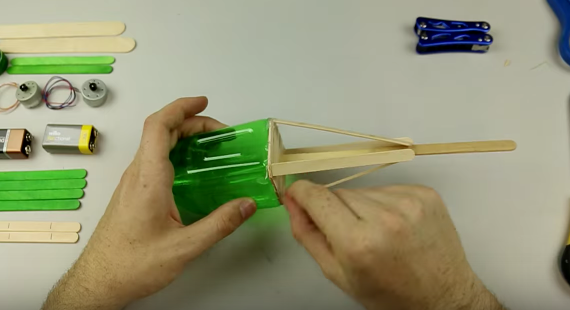 Cách làm máy bay trực thăng từ vỏ chai nhựa - Hình 9