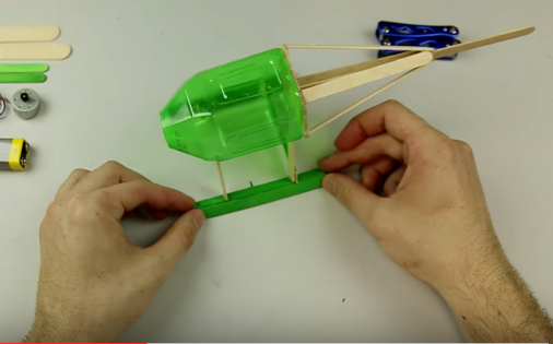 Cách làm máy bay trực thăng từ vỏ chai nhựa - Hình 15