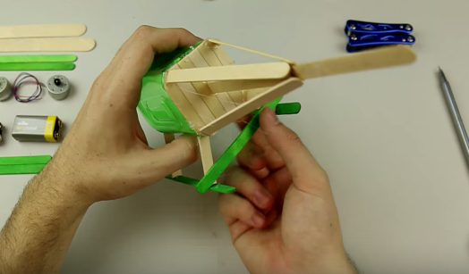 Cách làm máy bay trực thăng từ vỏ chai nhựa - Hình 14