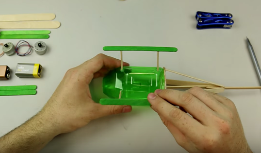 Cách làm máy bay trực thăng từ vỏ chai nhựa - Hình 13