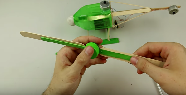 Cách làm máy bay trực thăng từ vỏ chai nhựa - Hình 26