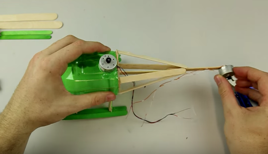 Cách làm máy bay trực thăng từ vỏ chai nhựa - Hình 19