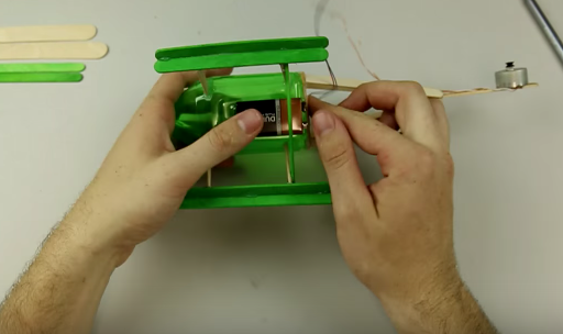 Cách làm máy bay trực thăng từ vỏ chai nhựa - Hình 21