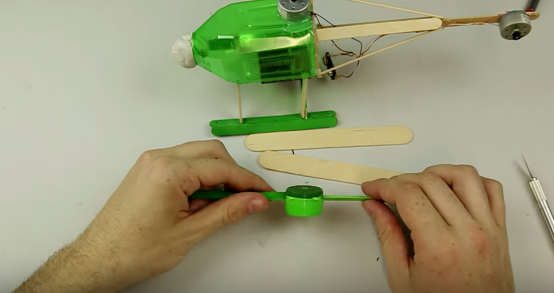 Cách làm máy bay trực thăng từ vỏ chai nhựa - Hình 25