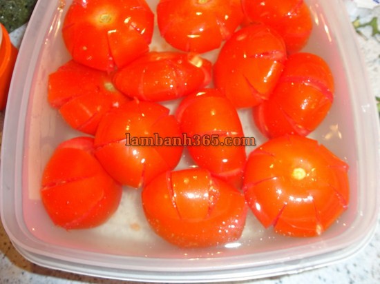Cách làm mứt cà chua dẻo thơm sơ chế cà chua ngâm vào nước vôi