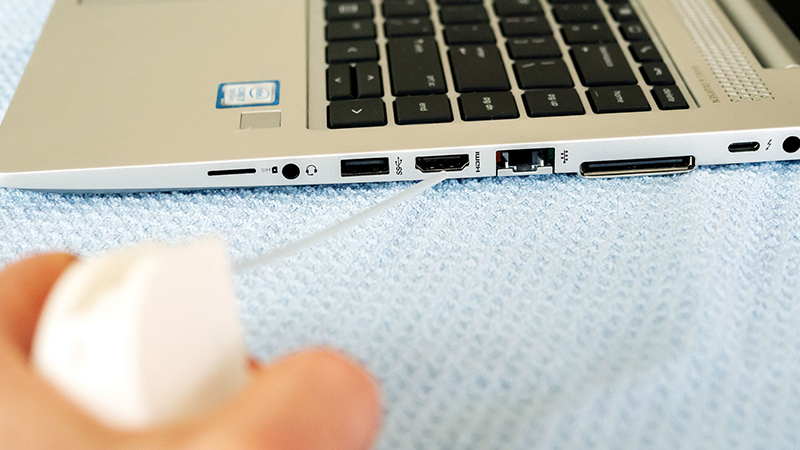 Bạn có thể sử dụng tăm bông hoặc bình nén khí để vệ sinh các cổng kết nối laptop