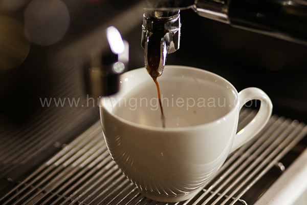 : cà phê espresso sữa nóng và bọt sữa
