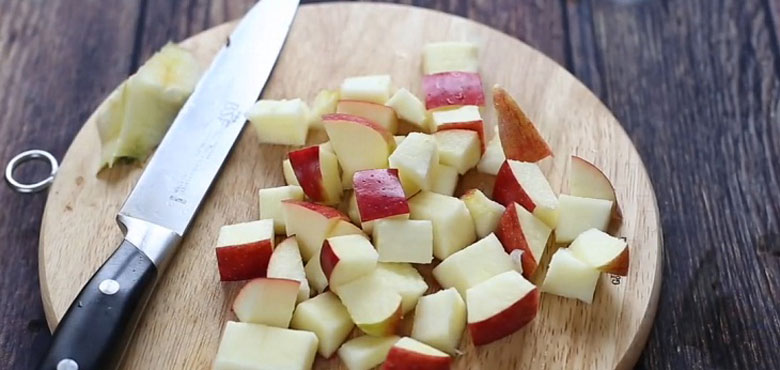 Cách làm nước ép táo bằng máy xay sinh tố tiếp đến học cách cắt táo