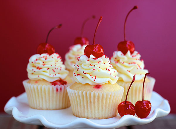 Cupcake Cherry và cốm màu