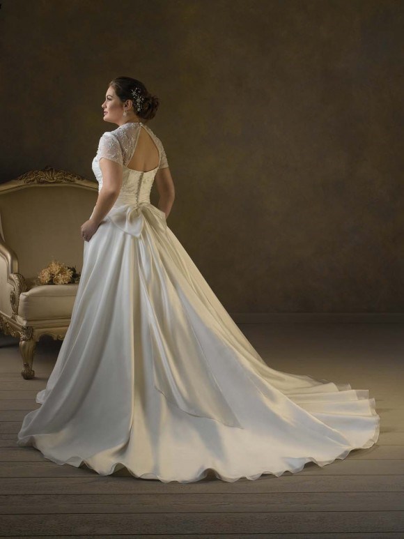 Những kinh nghiệm hữu ích khi may váy cưới đẹp dành cho cô dâu chú rể