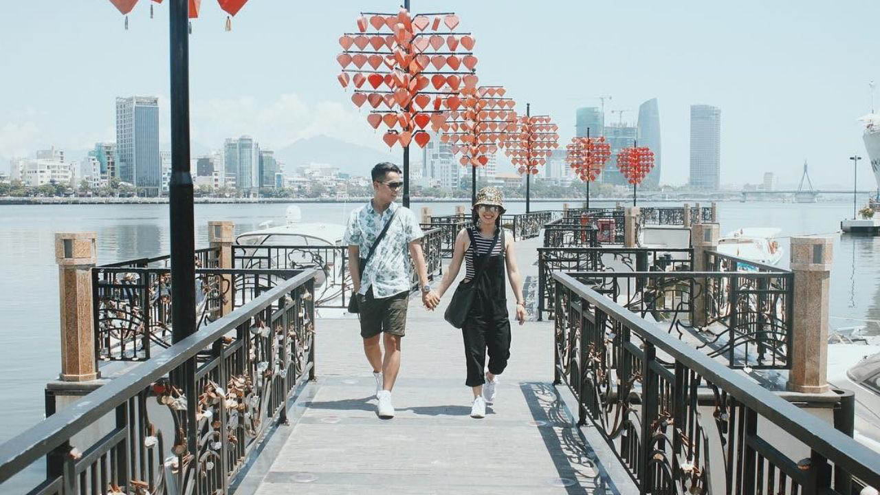 Cầu Tình yêu là địa điểm du lịch nổi tiếng tại Đà Nẵng