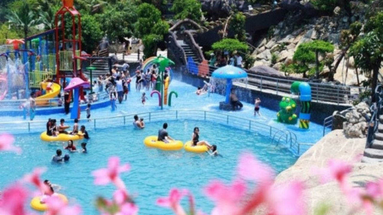 Núi Thần Tài Đà Nẵng có dòng nước khoáng nóng tự nhiên thu hút khách du lịch.Nguồn: Internet