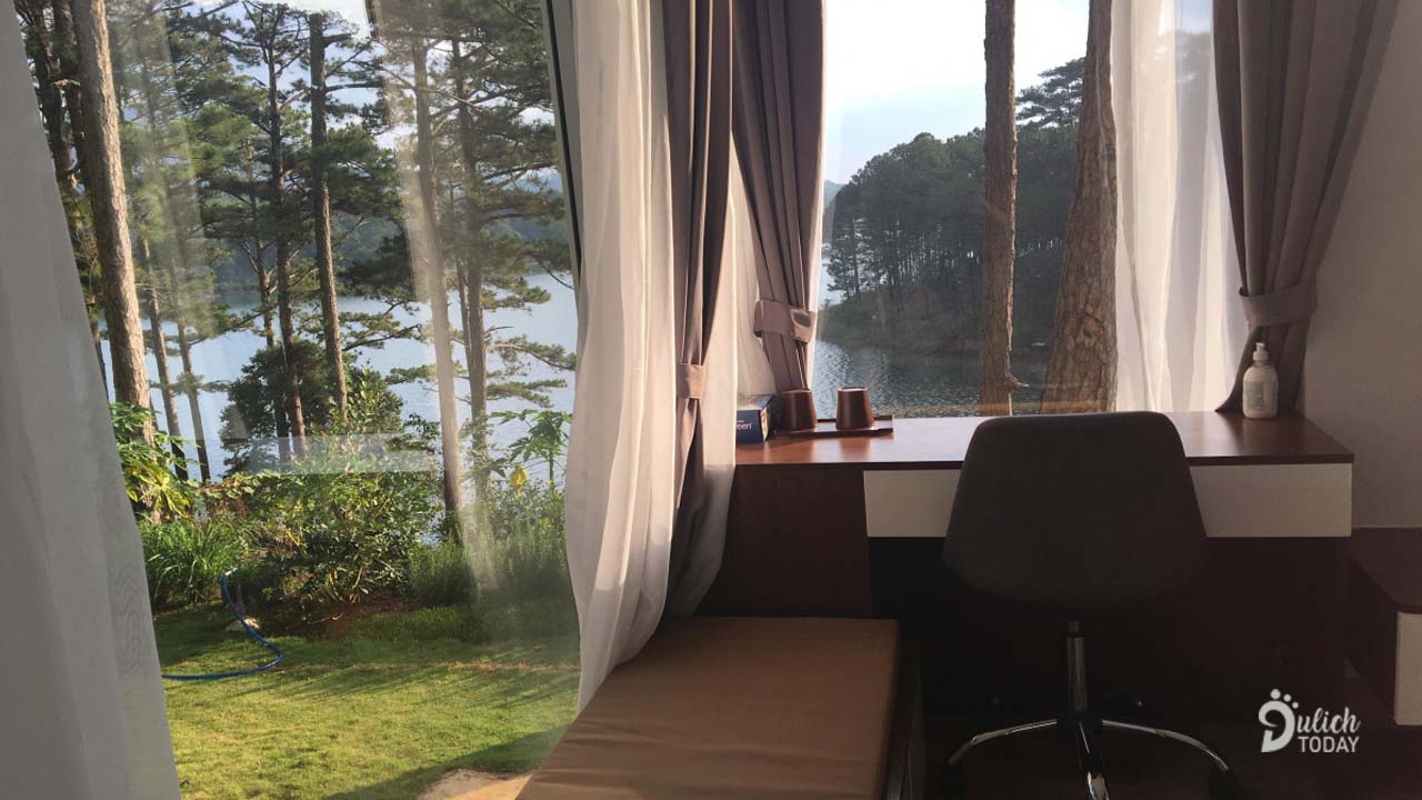 View hồ Tuyền Lâm từ phòng của Stayconcept