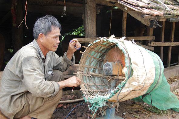 Ông Nguyễn Văn Muội đã sử dụng máy hút muỗi gần 20 năm qua để bảo vệ sức khỏe gia đình.