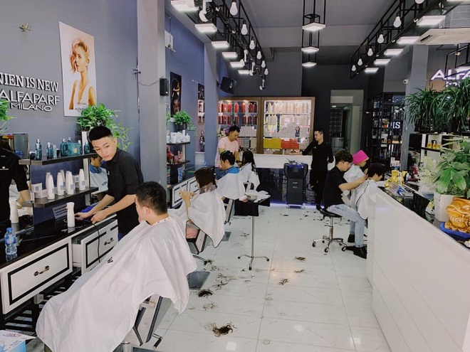 không gian làm tóc tại salon Niên is New