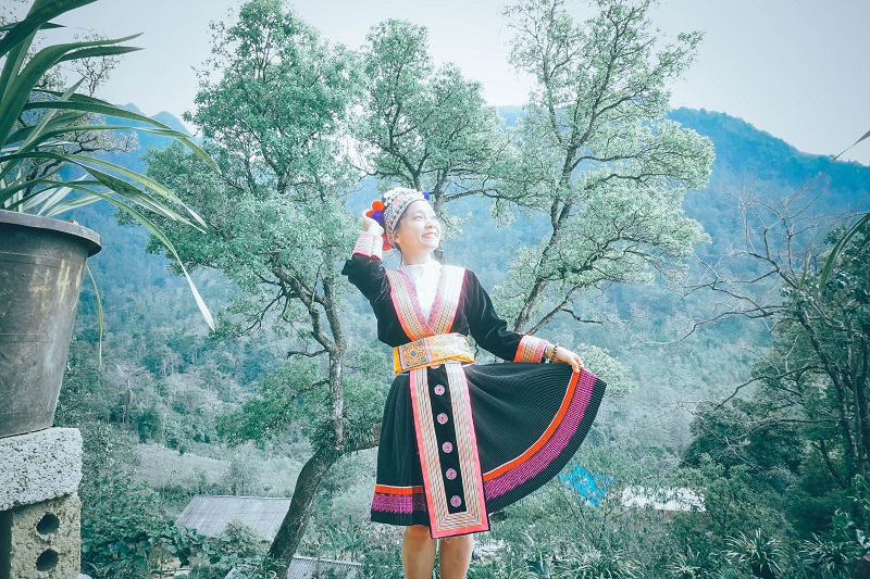 Cô gái dân tộc Mông ở Sin Suối Hồ