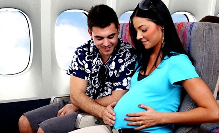 Trọn bộ kinh nghiệm đi máy bay khi mang thai an toàn cho mẹ bé