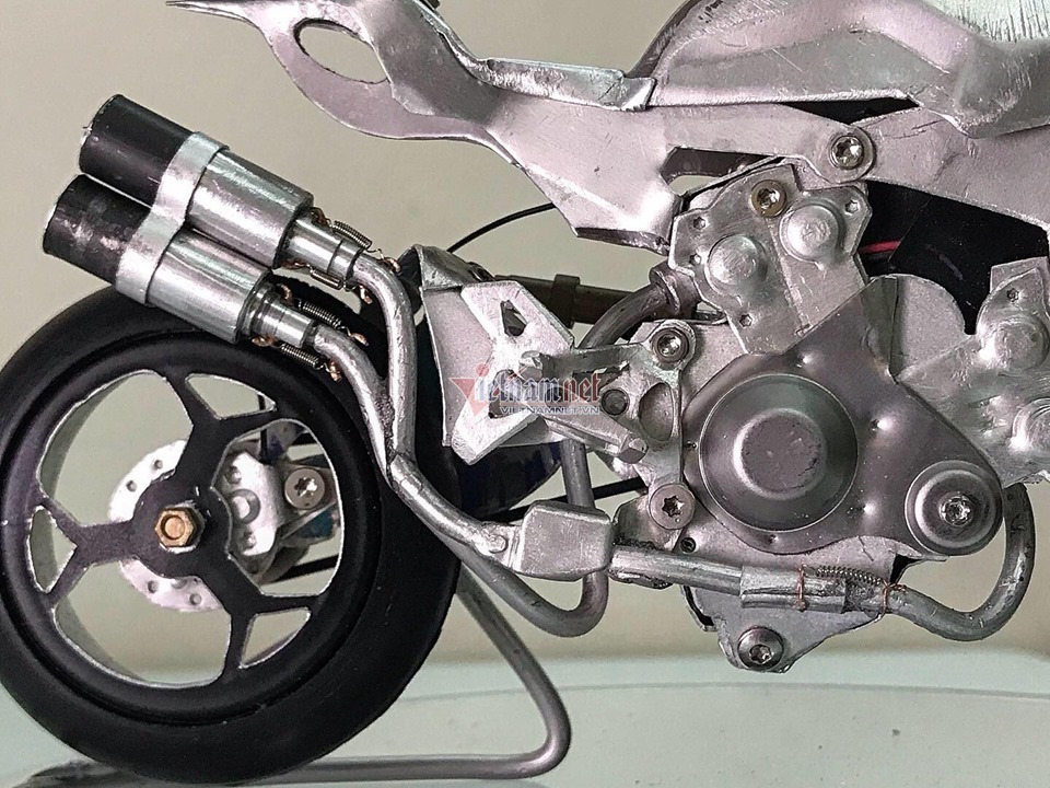 Thán phục Long Ducati làm mô hình môtô cực tinh xảo, giống y xe thật