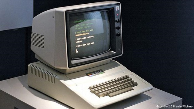 Chiếc máy tính đầu tiên ra đời năm nào?