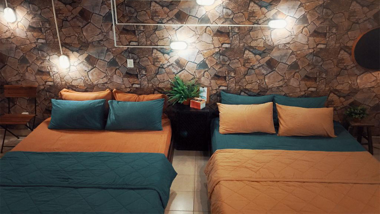 Phòng ngủ được derco đơn giản với gam màu xanh - cam