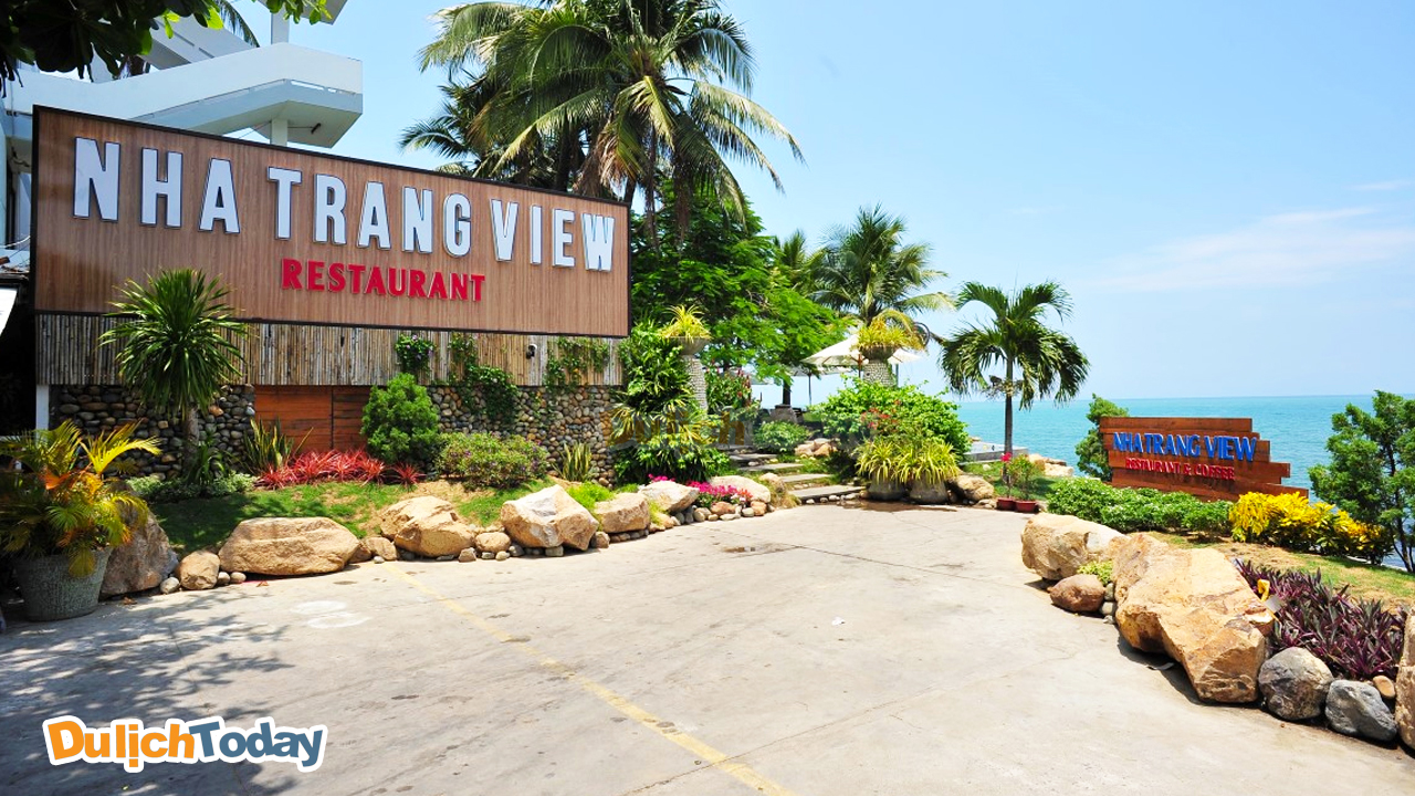 Ngay dưới tầng 1 của nhà nghỉ có nhà hàng Nha Trang View Restaurant phục vụ các món ăn địa phương ngon miệng