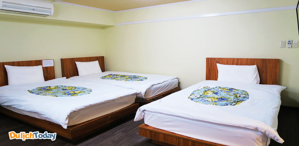 Diện tích tối thiểu cho phòng 3 giường tại nhà nghỉ là 14m2, phòng 2 giường/giường đôi 10m2, phòng 1 giường 8m2