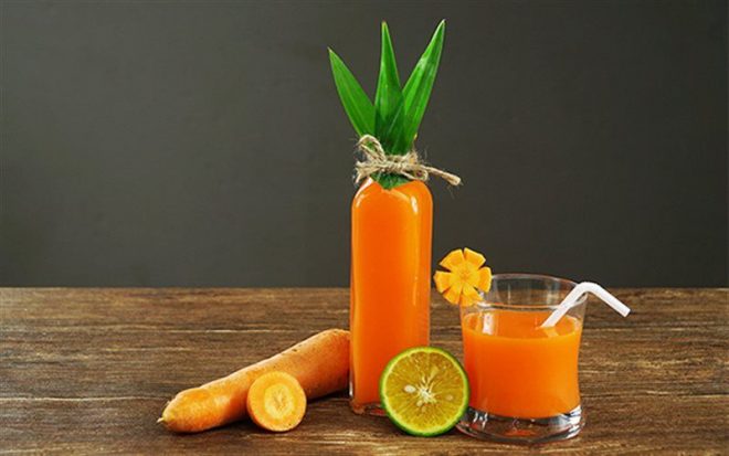 Nước ép cà rốt chứa vitamin A, rất tốt cho mắt