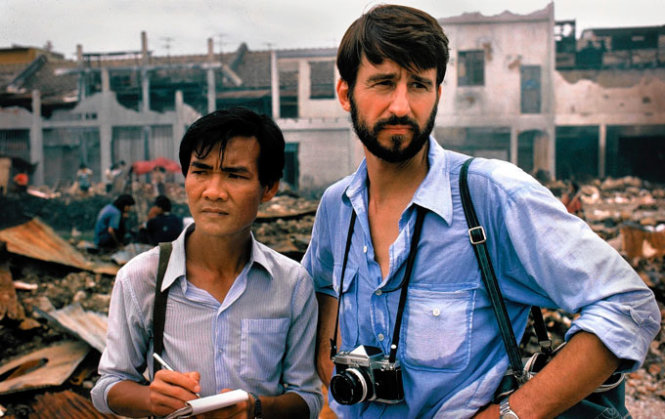 Haing S.Ngor (vai Pran, trái) và Sam Waterston (vai Sydney) trong Cánh đồng chết - Ảnh: IMDB