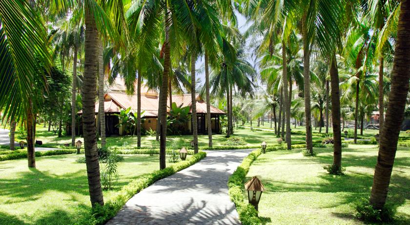 Resort khu vực trung tâm Mũi Né thường có bãi biển riêng rất đẹp với khuôn viên xanh mát.