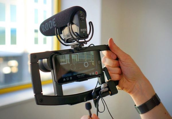 Sforum - Trang thông tin công nghệ mới nhất smartphone-video-600x416 8 mẹo nhỏ cực hữu ích sẽ giúp bạn quay video đẹp chỉ với điện thoại