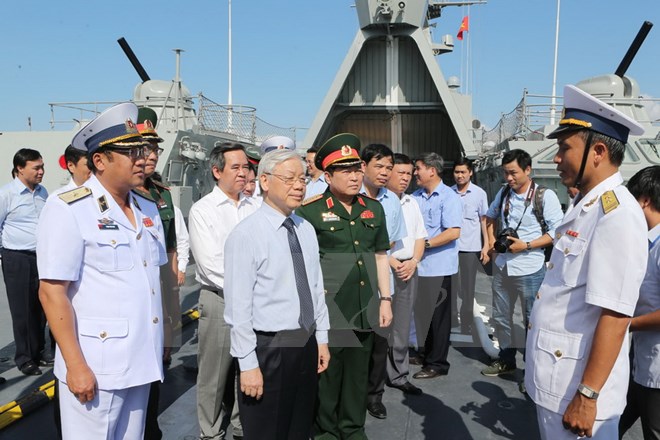 Tổng Bí thư Nguyễn Phú Trọng thăm tàu hộ vệ tên lửa Lý Thái Tổ. (Ảnh: TTXVN tháng 5-2016)