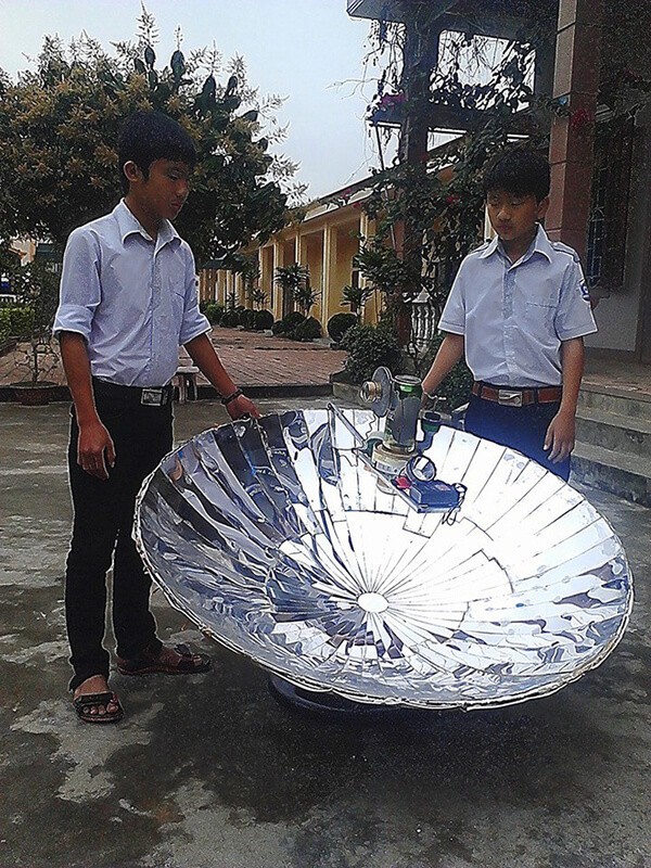 Phát minh tự làm máy phát điện năng lượng mặt trời của Thuận và Chính. Hiện mô hình này đang được cất giữ ở thư viện của trường. (Nguồn danangchothue.com)