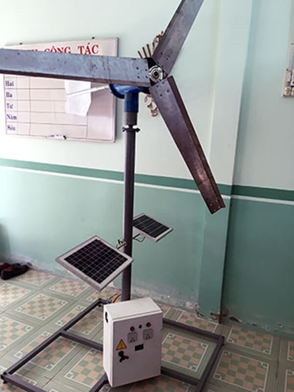 Sáng chế tự làm máy phát điện năng lượng mặt trời 2 trong 1 của thầy giáo Phạm Công Danh (Nguồn: Báo Hậu Giang Online)