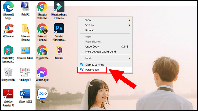 Click chuột phải màn hình và chọn Personalize.